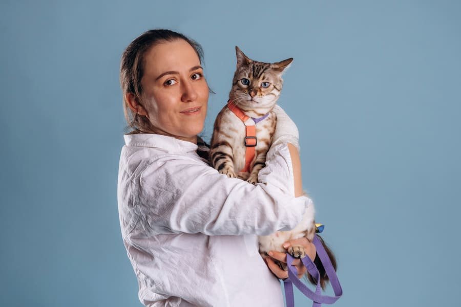 Veterinaria posando con un gatito